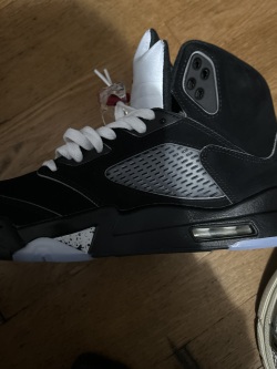 Air Jordan 5“Black Metallic Reimagined" HF3975-001 review leo 02