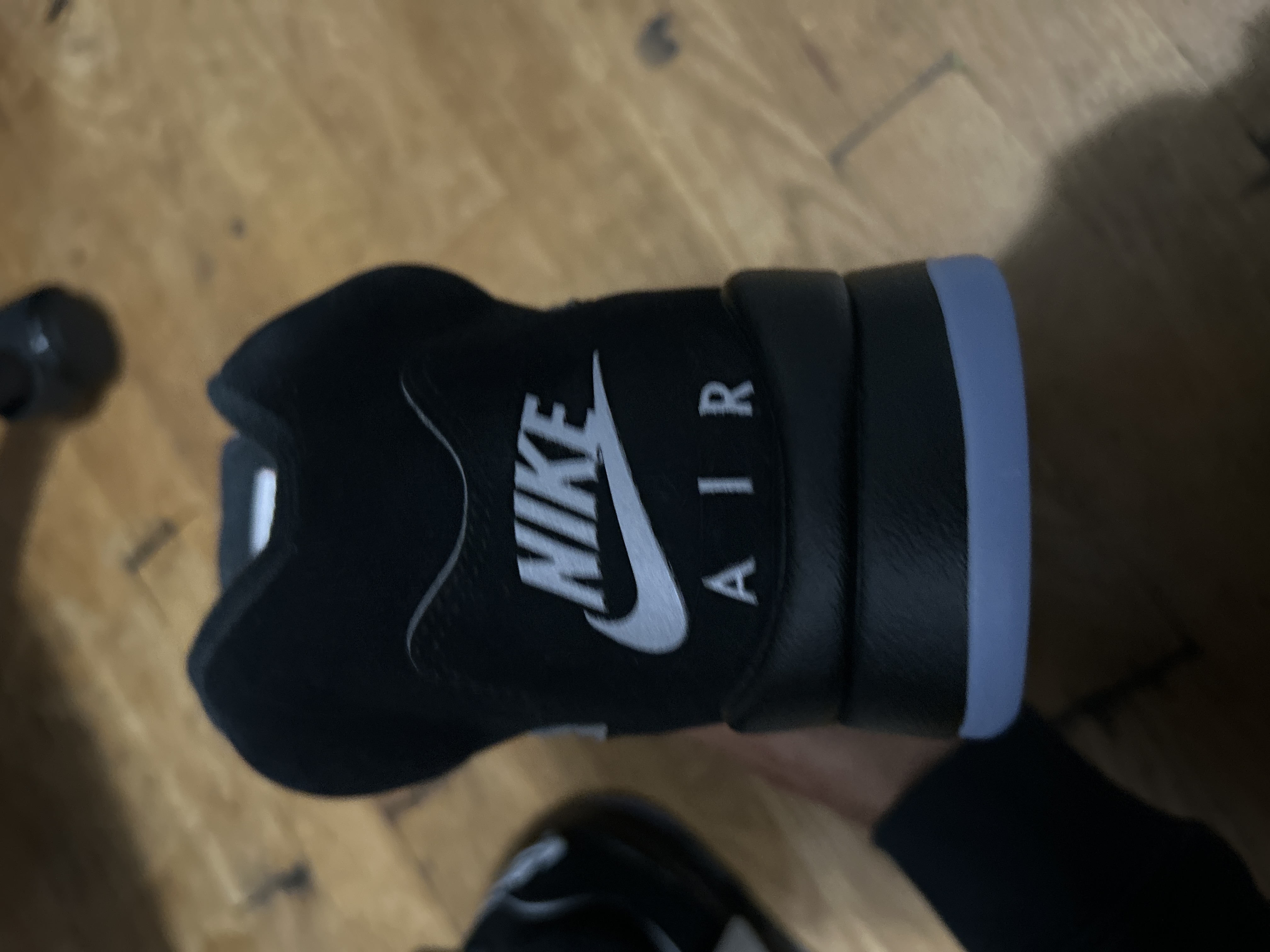 Air Jordan 5“Black Metallic Reimagined" HF3975-001 review leo 02