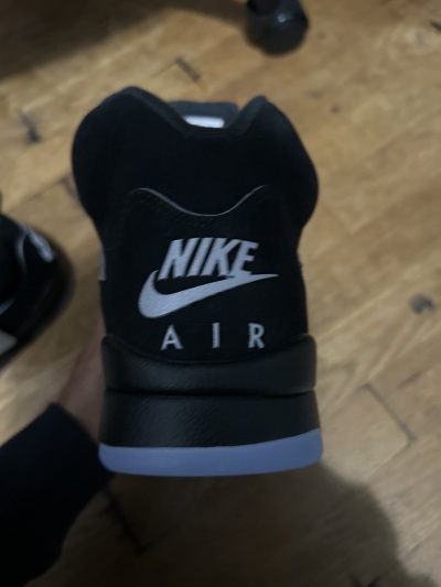 Air Jordan 5“Black Metallic Reimagined" HF3975-001 review leo 02
