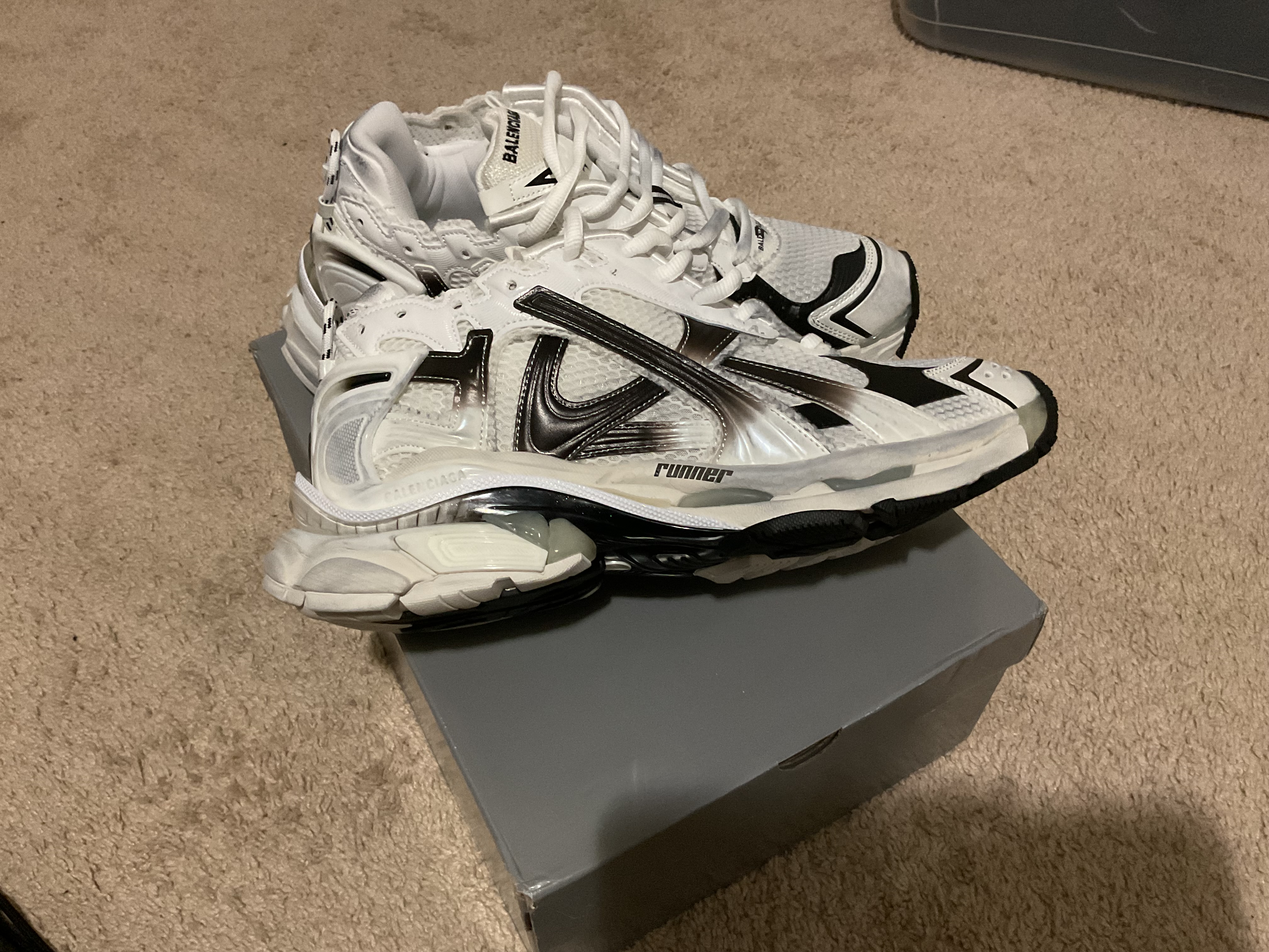 Balenciaga Runner Sneaker'Gradient -White Black'  review unknown 01