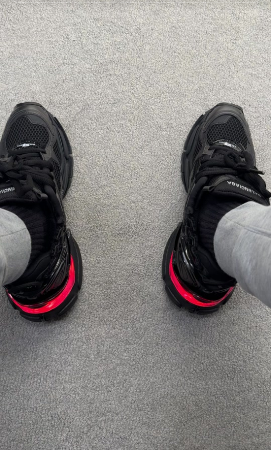 (Pre-order) Balenciaga RUNNER LED SNEAKER IN BLACK review 0