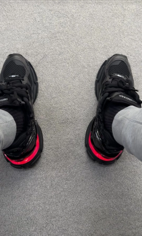 (Pre-order) Balenciaga RUNNER LED SNEAKER IN BLACK review 