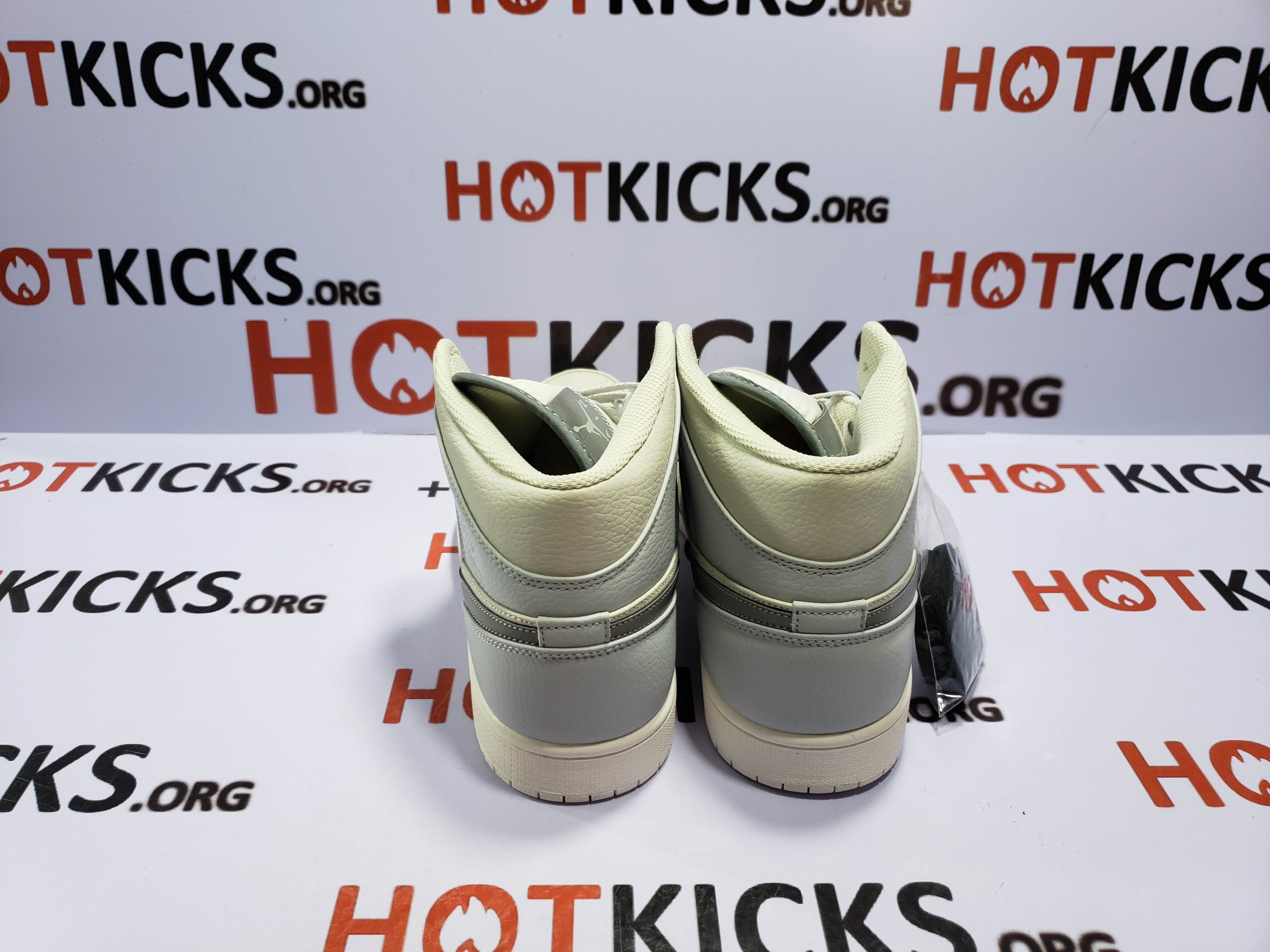 OG Jordan 1 Mid Light Bone, 852542-003