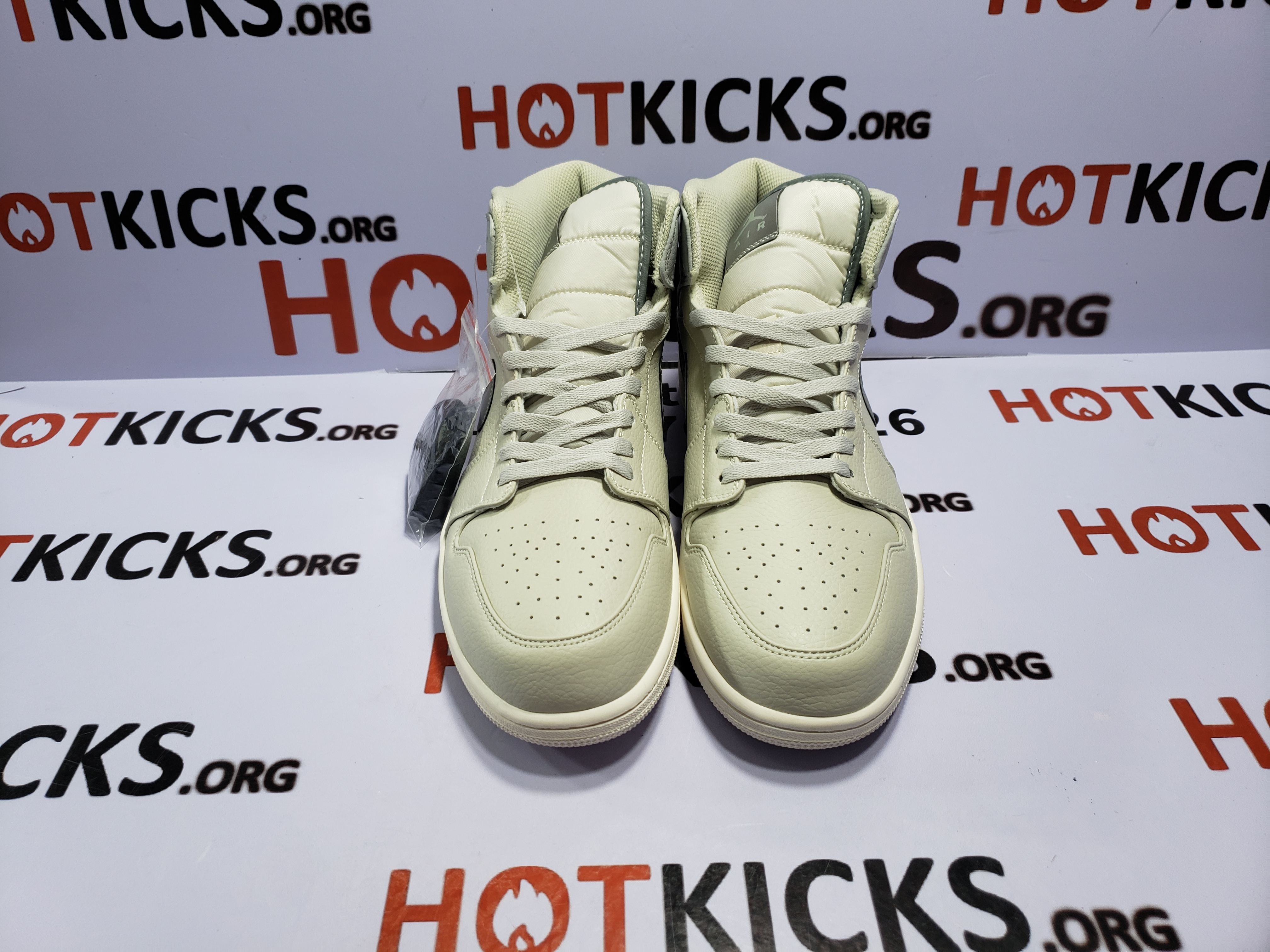 OG Jordan 1 Mid Light Bone, 852542-003