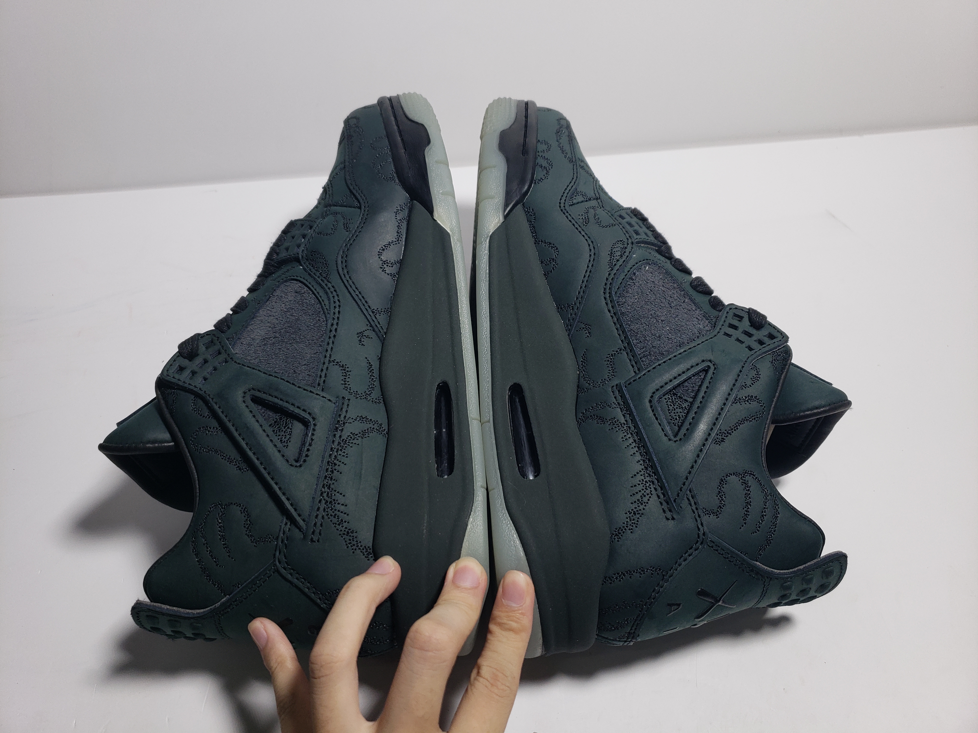 LJR Jordan 4 Retro Kaws Black，930155-001