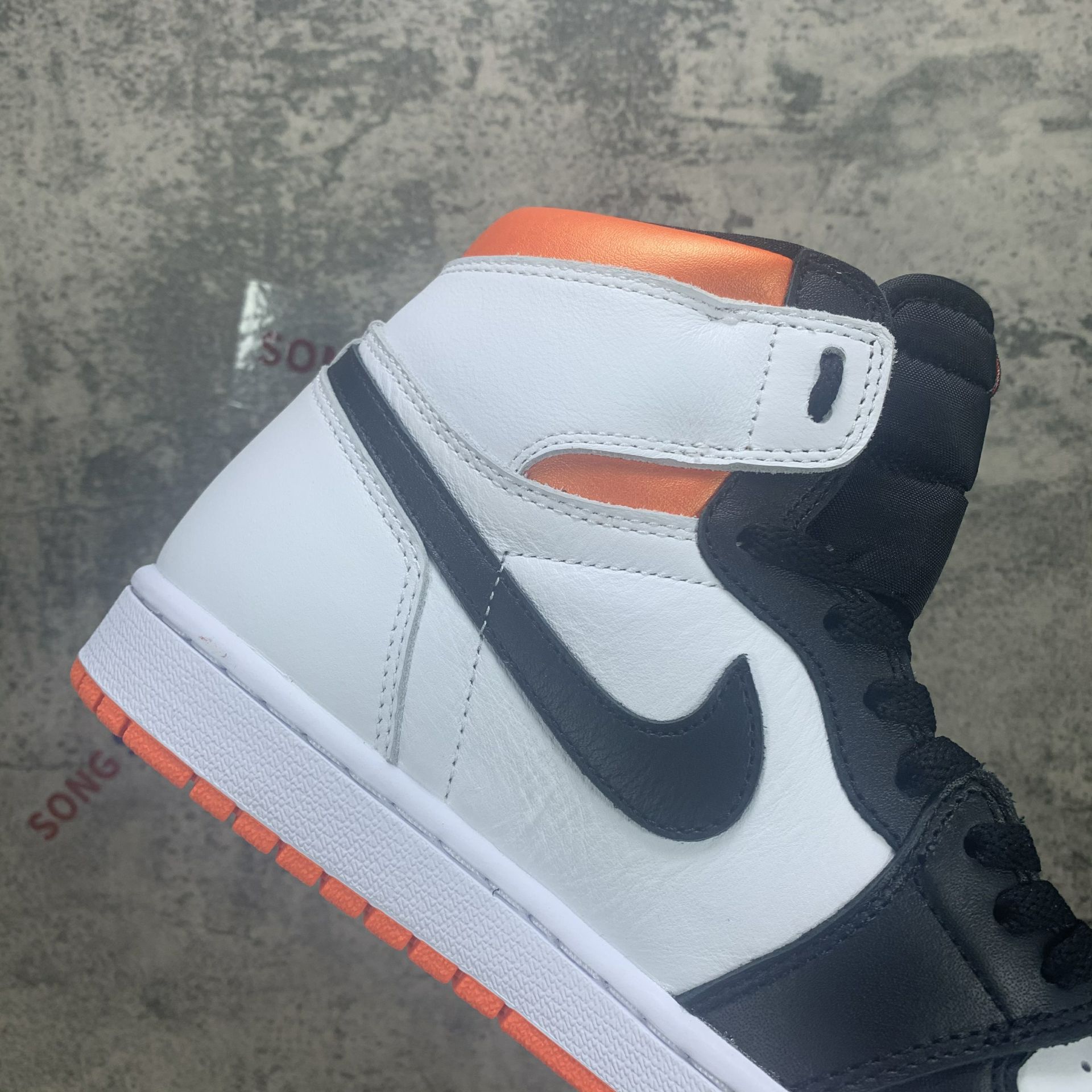 Air Jordan 1 High OG Electro Orange 555088-180