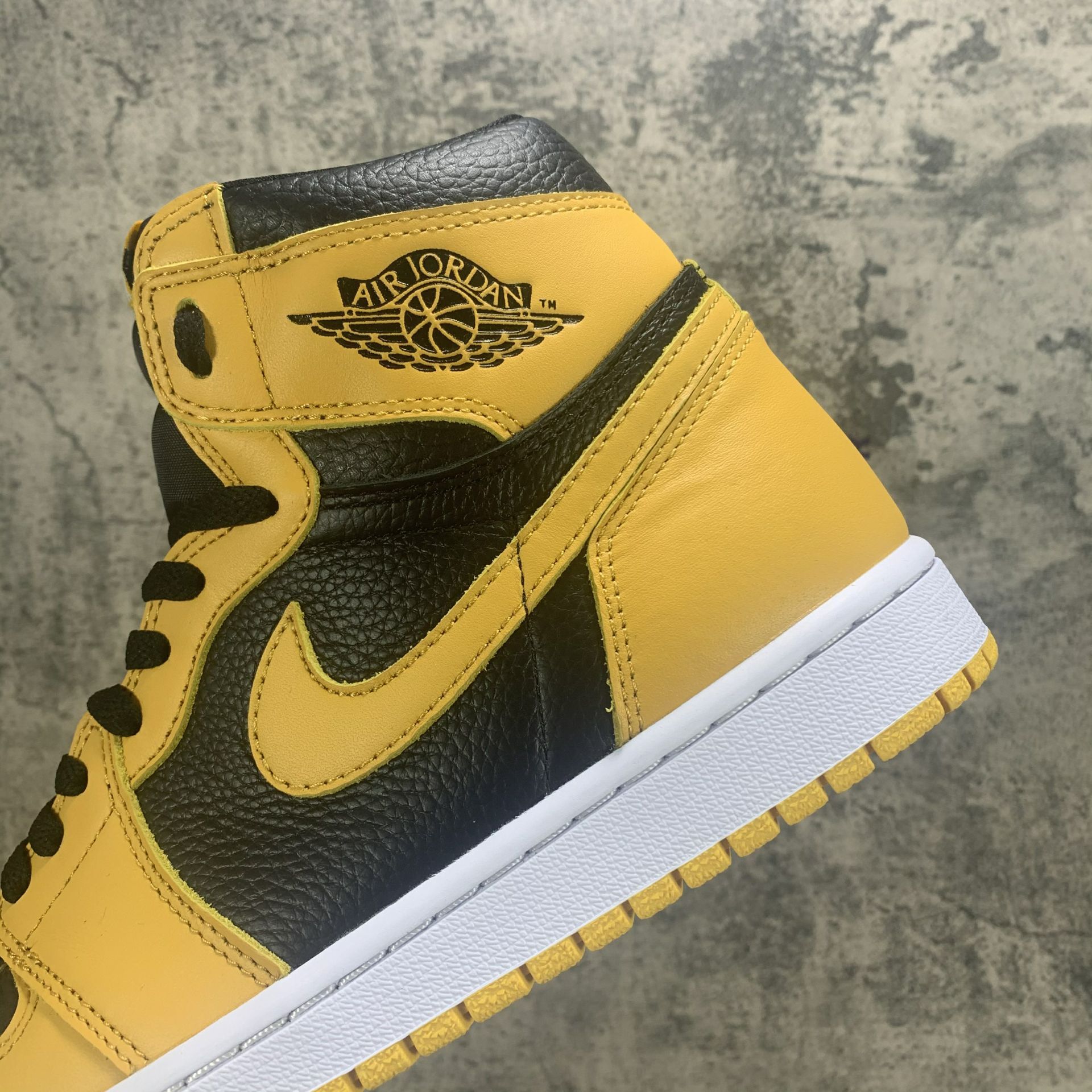 Air Jordan 1 High OG Pollen 555088-701