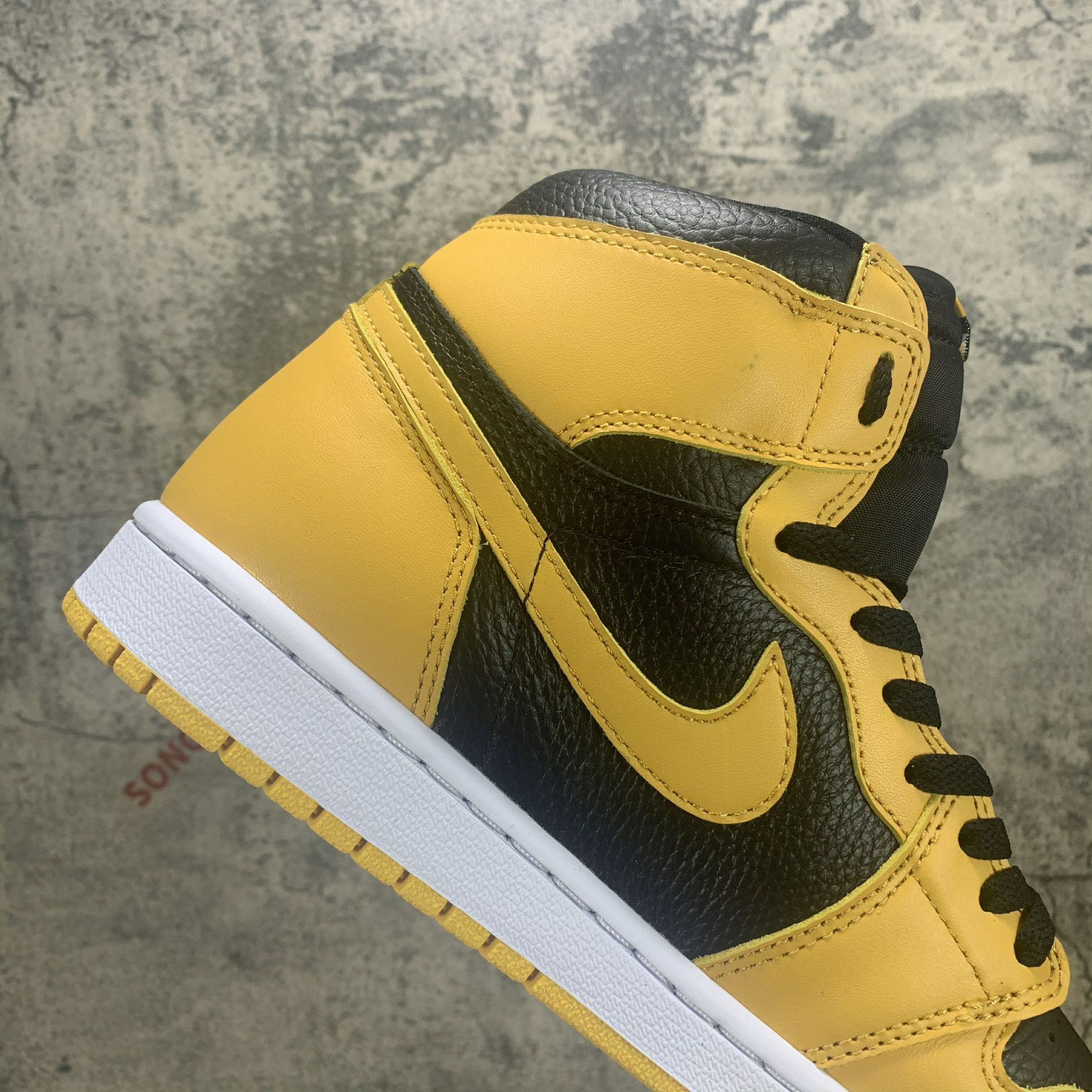 Air Jordan 1 High OG Pollen 555088-701