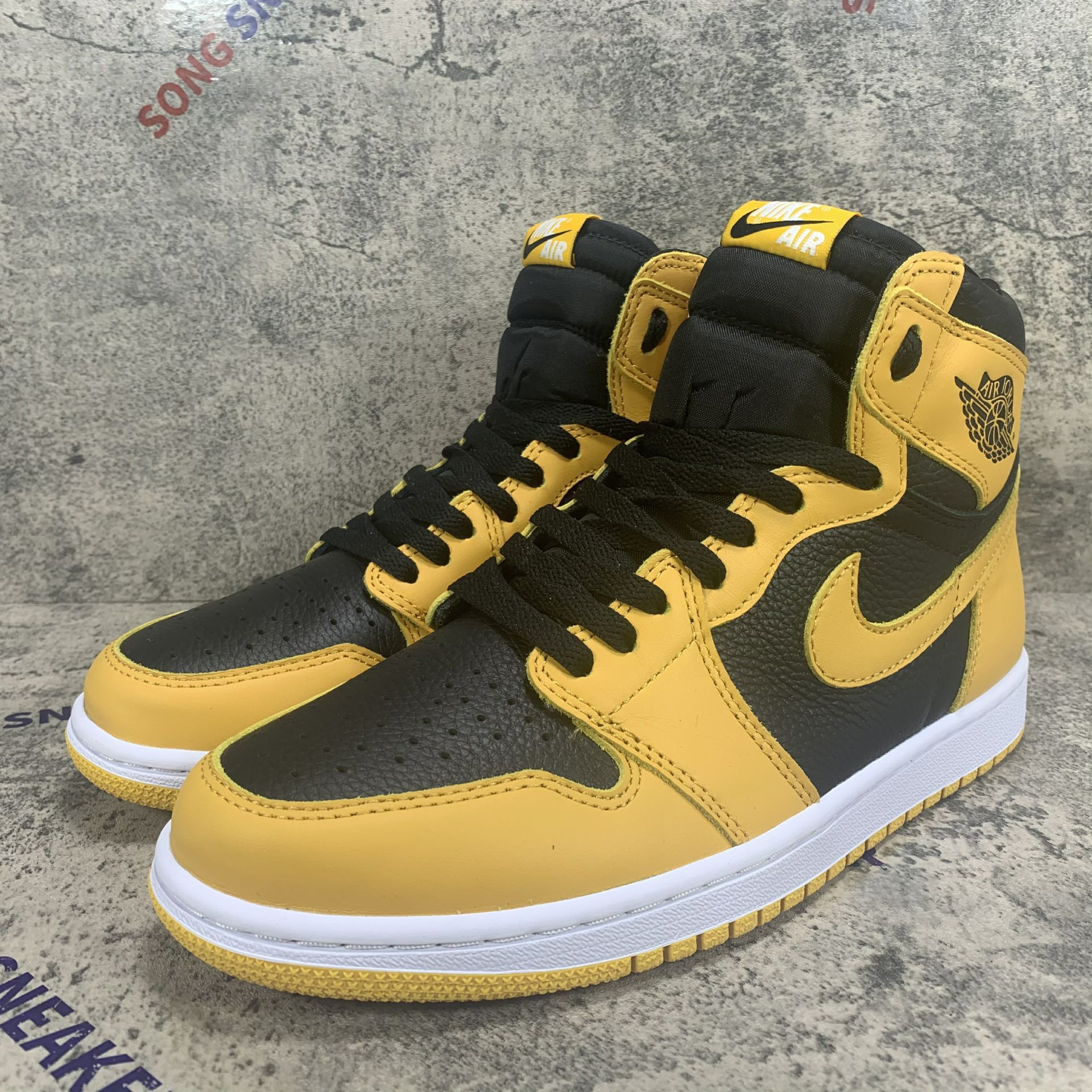 Air Jordan 1 High OG Pollen 555088-701