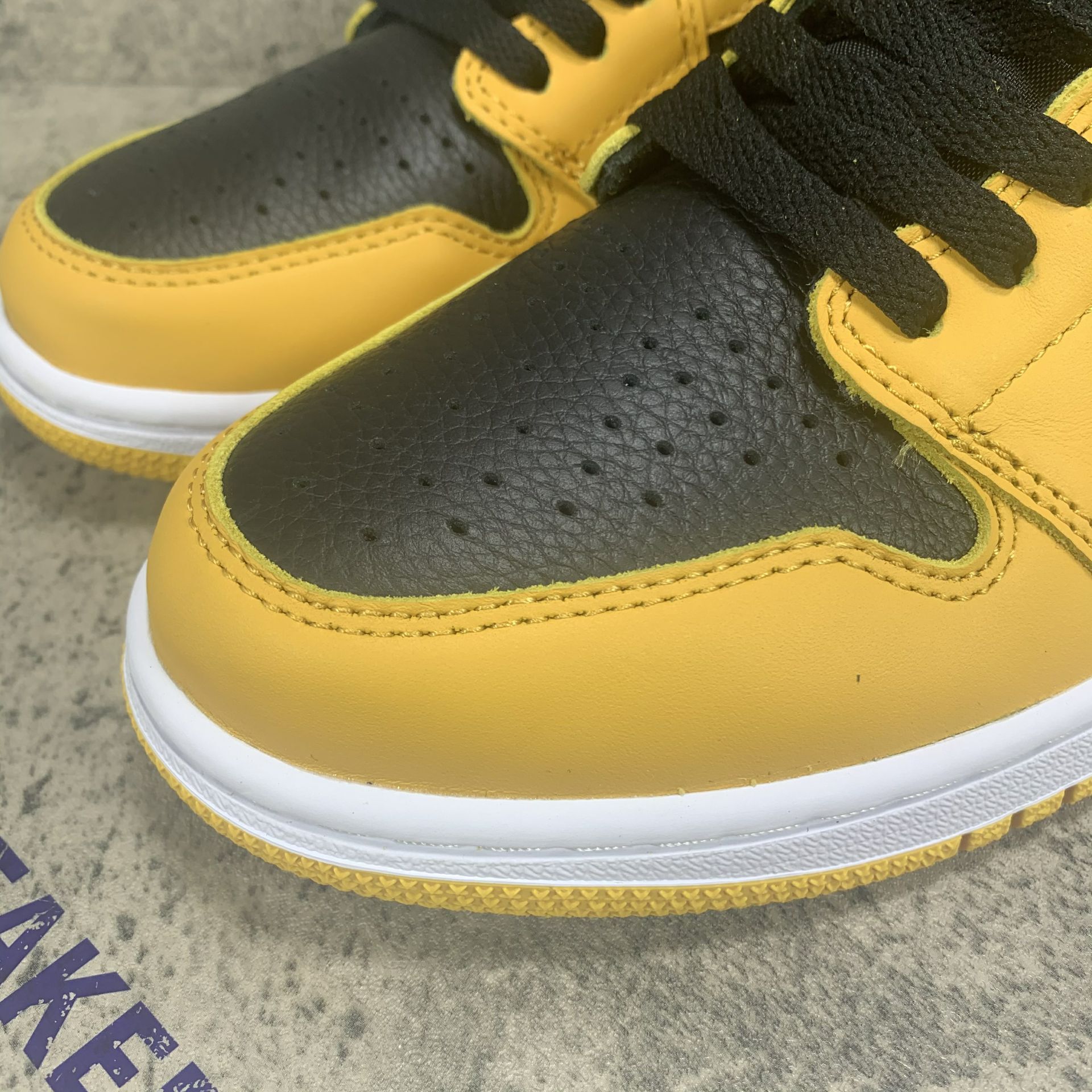 Air Jordan 1 High OG Pollen 555088-701