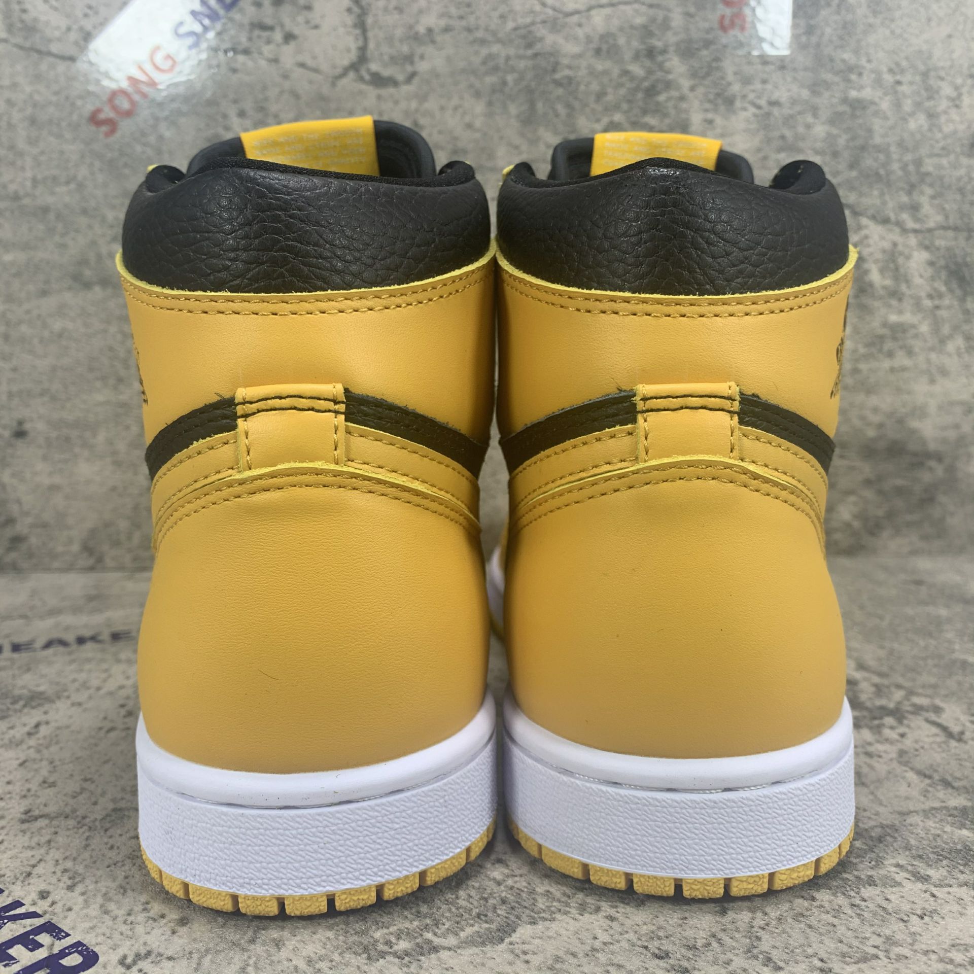 Air Jordan 1 High OG Pollen 555088-701