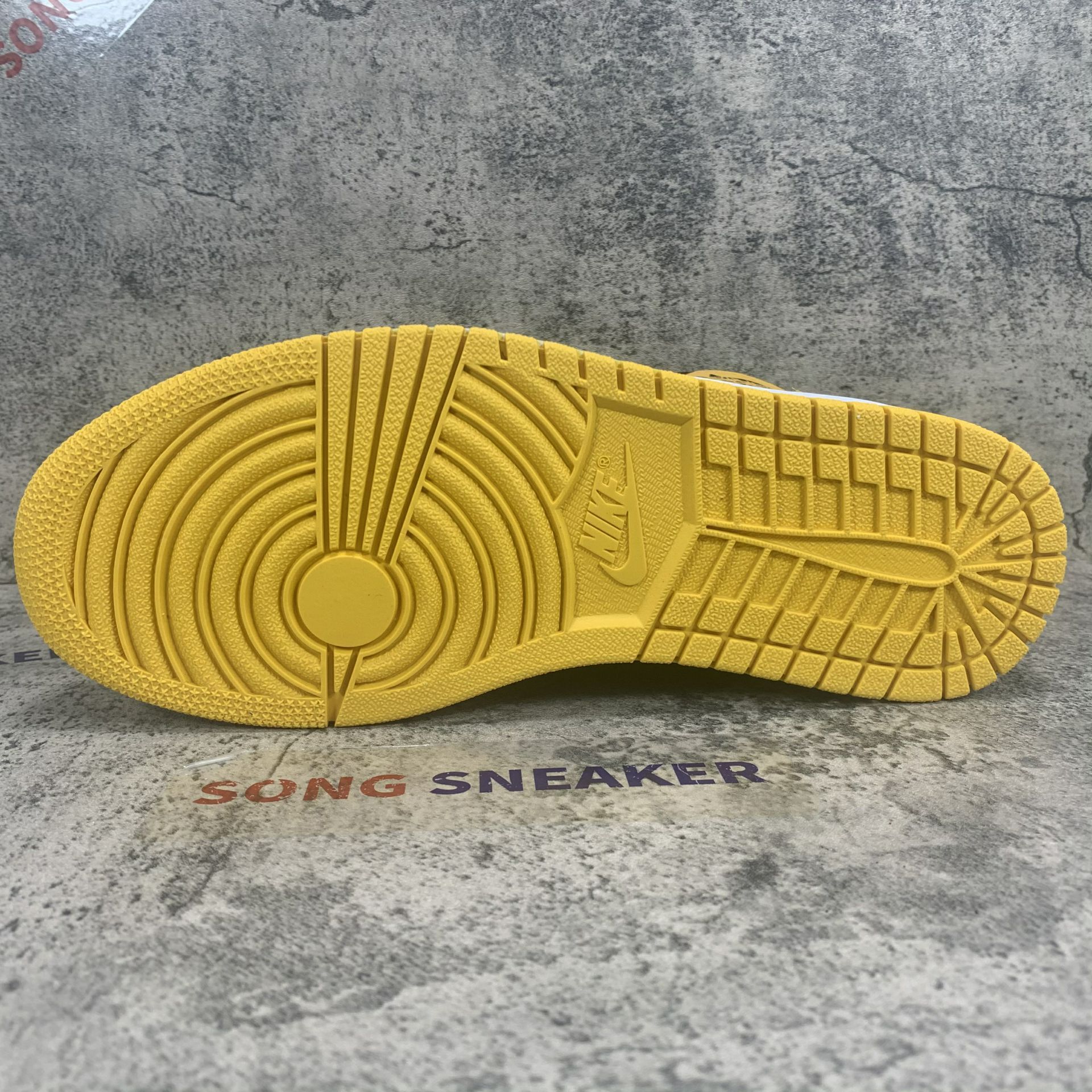 Air Jordan 1 High OG Pollen 555088-701