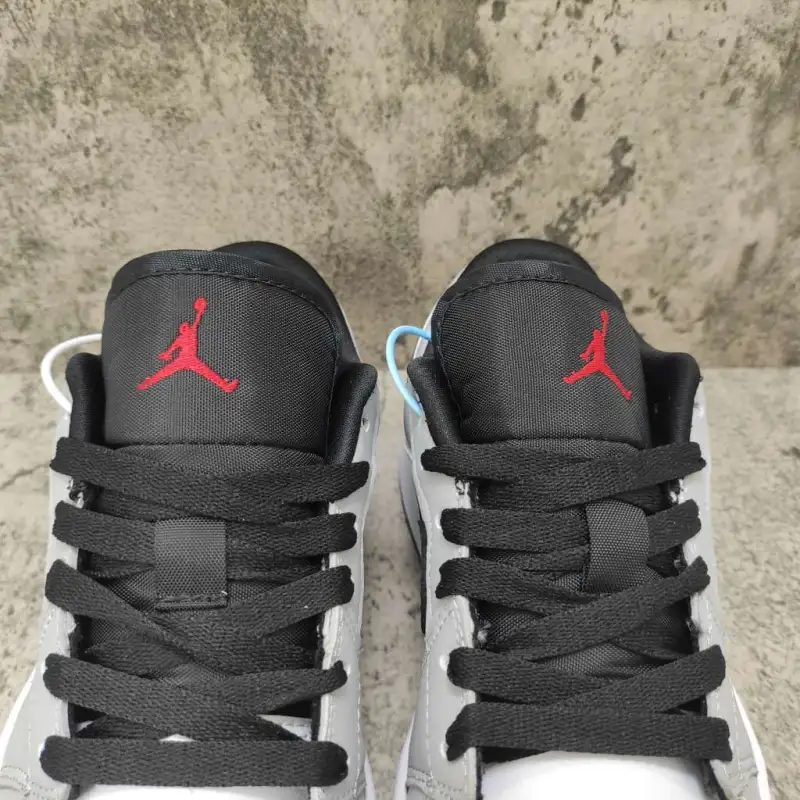 Air Jordan 1 Low Light Smoke Grey 553558-030