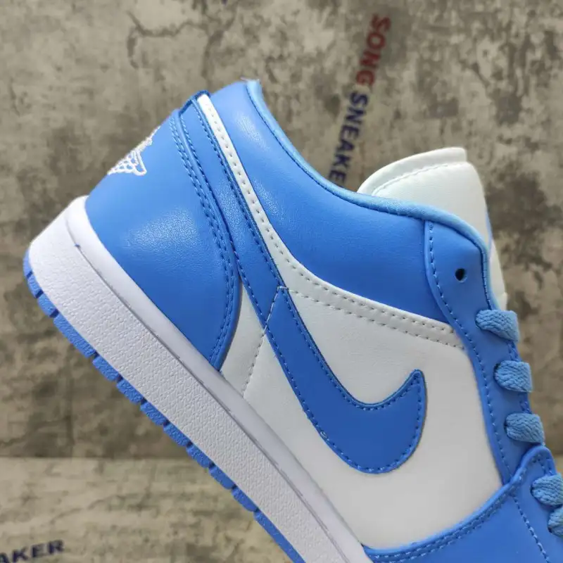 Air Jordan 1 Low UNC (W) AO9944-441