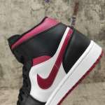 Air Jordan 1 Mid Bred Toe 554724-066