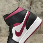 Air Jordan 1 Mid Bred Toe 554724-066
