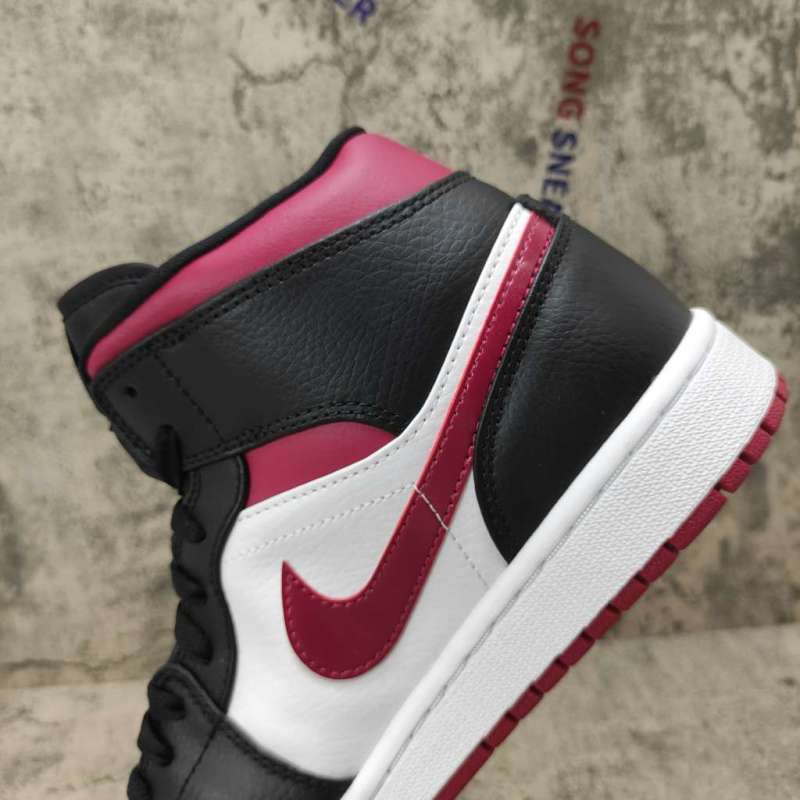 Air Jordan 1 Mid Bred Toe 554724-066