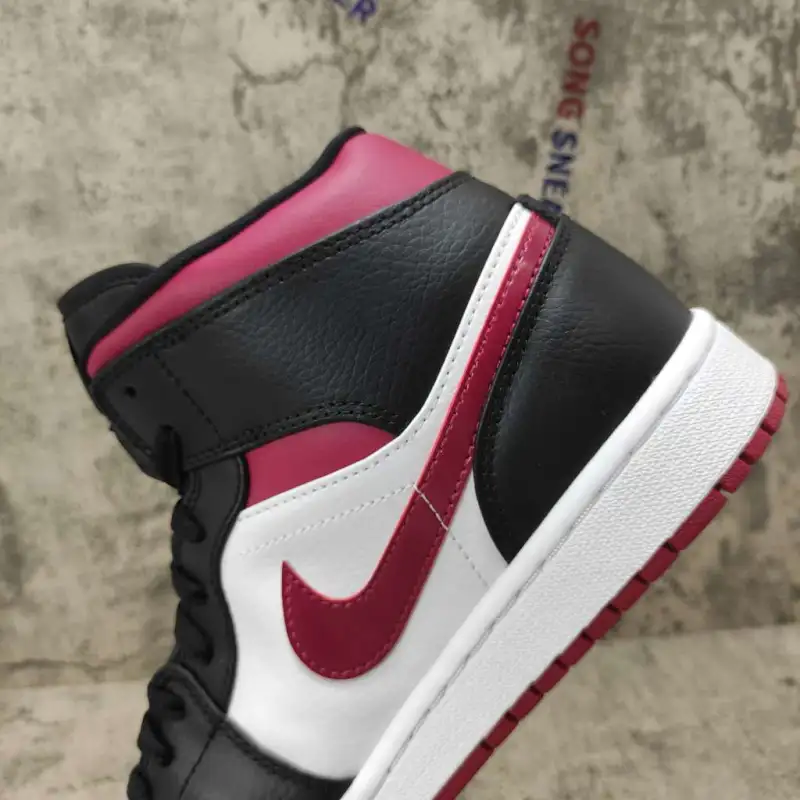 Air Jordan 1 Mid Bred Toe 554724-066