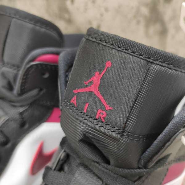 Air Jordan 1 Mid Bred Toe 554724-066
