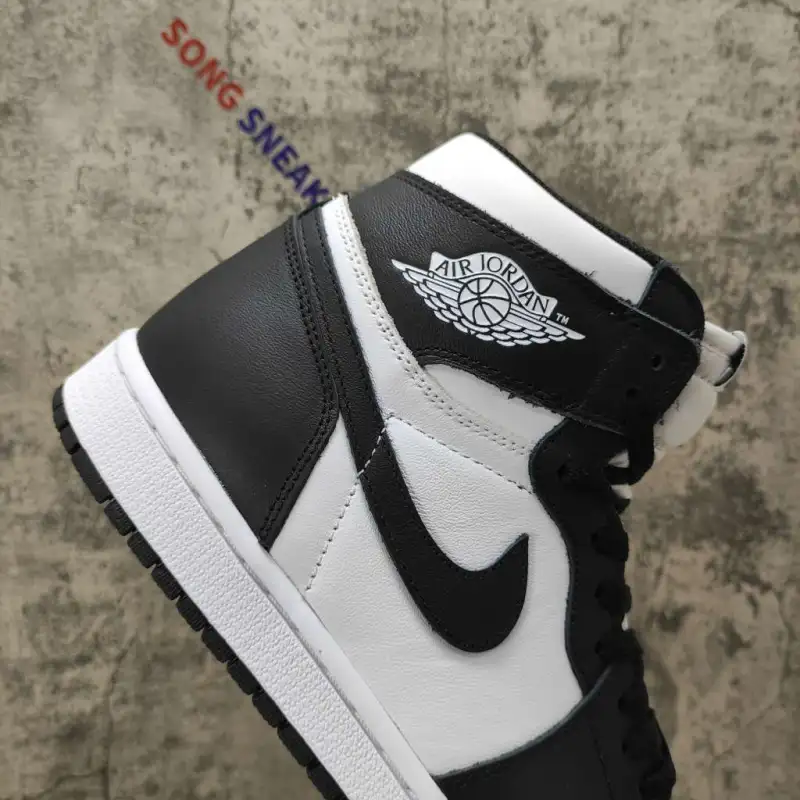 Air Jordan 1 Retro Black White (2014) 555088-010
