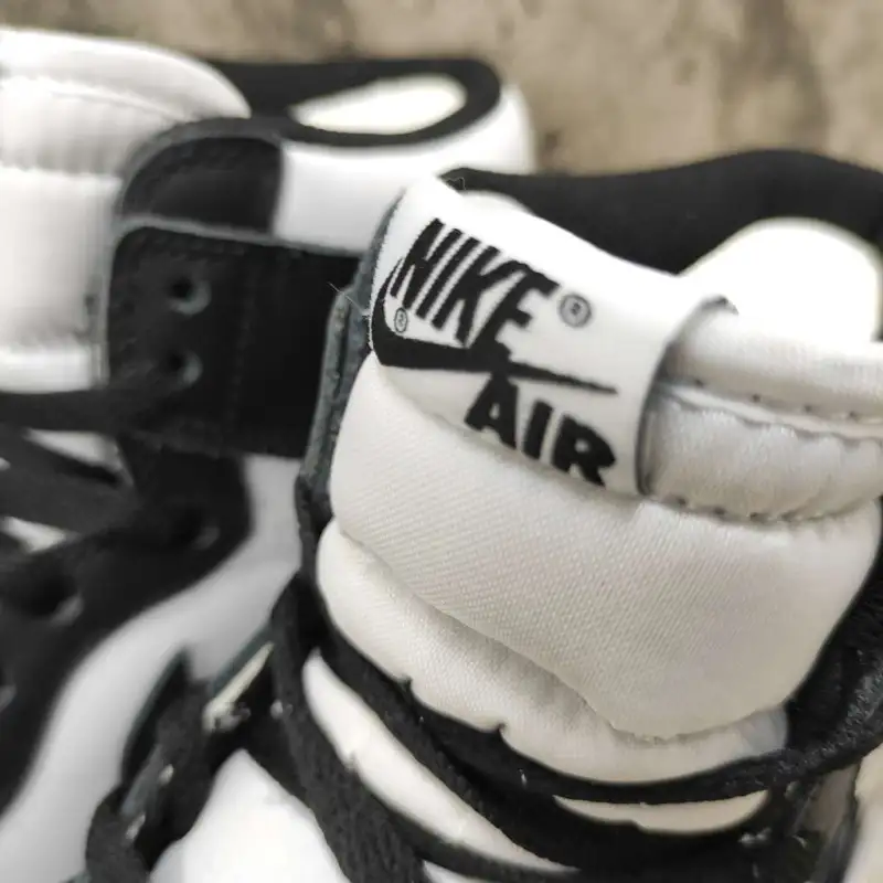 Air Jordan 1 Retro Black White (2014) 555088-010