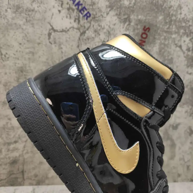 Air Jordan 1 Retro High Black Metallic Gold (2020) 555088-032