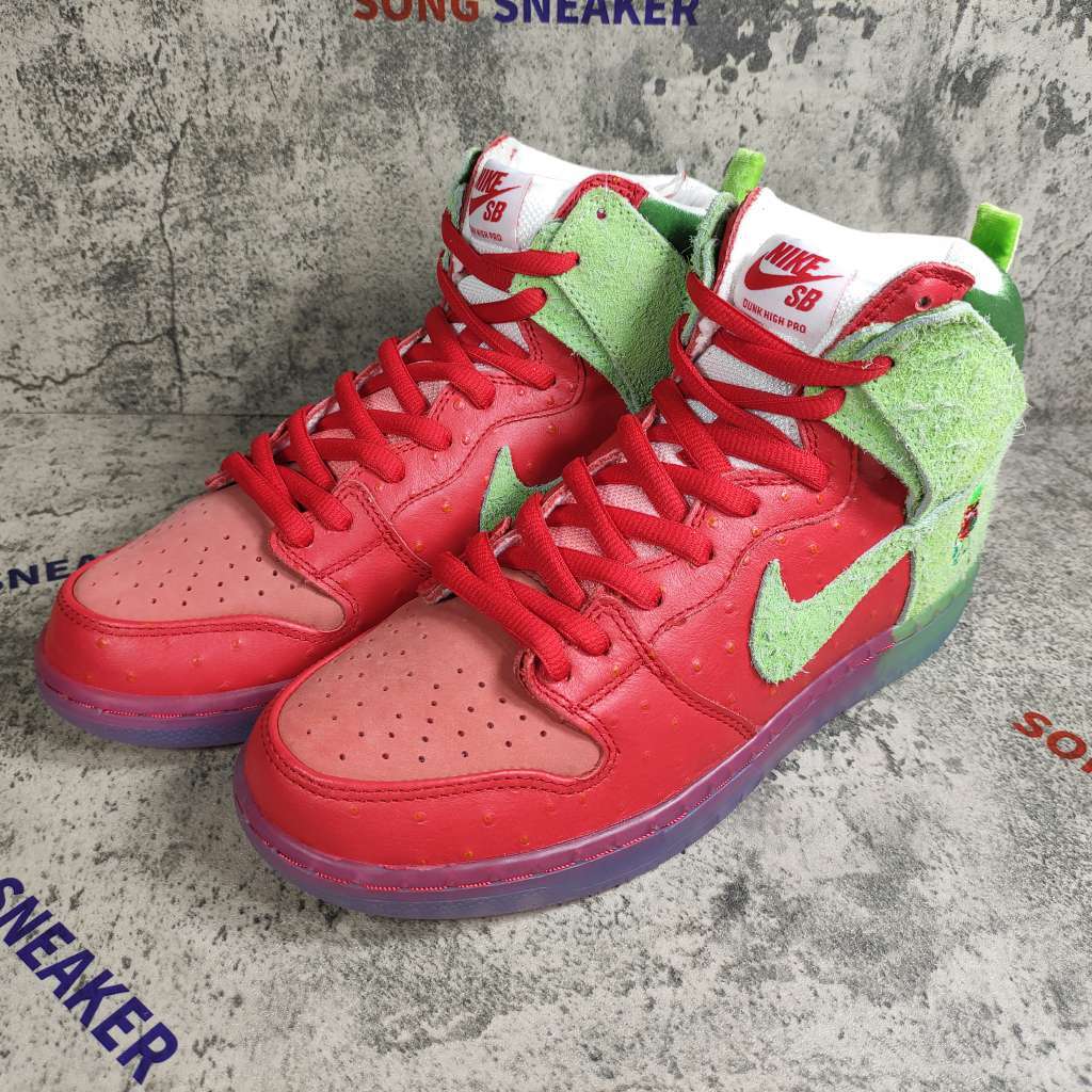 Nike SB Dunk High Strawberry Cough CW7093-600