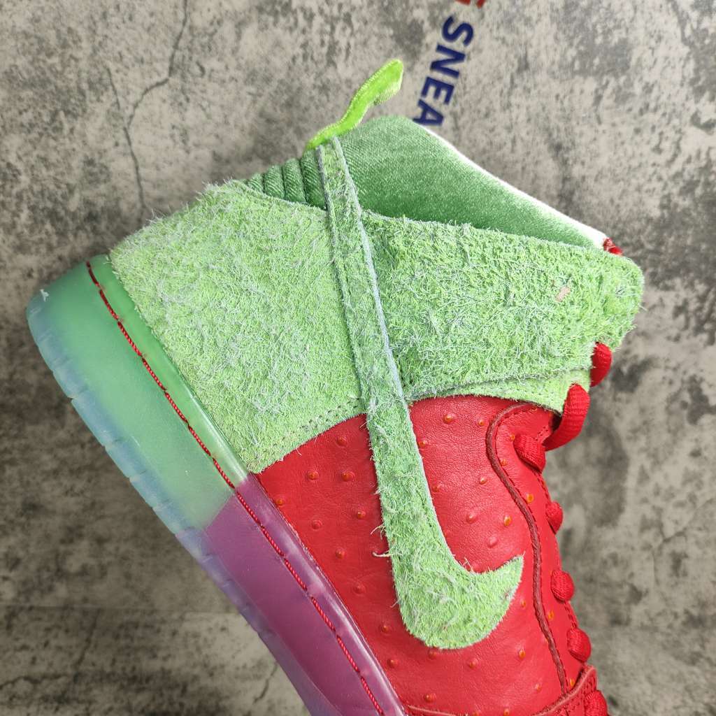Nike SB Dunk High Strawberry Cough CW7093-600