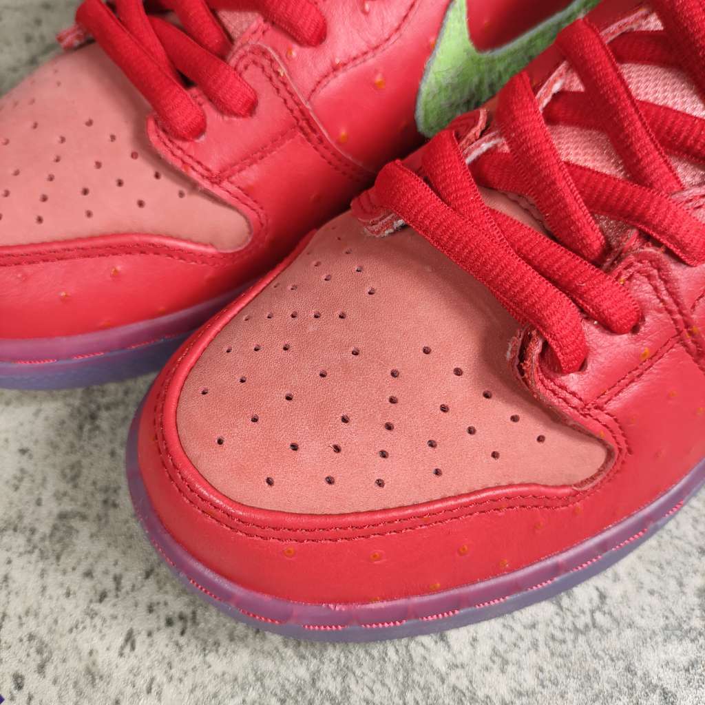 Nike SB Dunk High Strawberry Cough CW7093-600