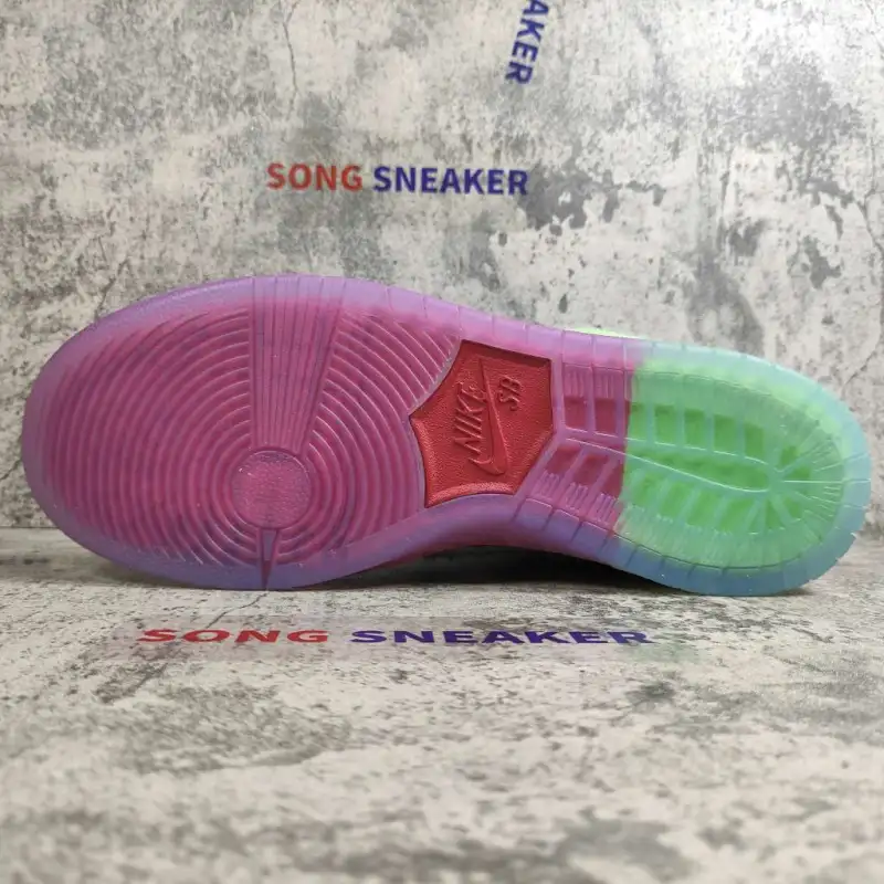 Nike SB Dunk High Strawberry Cough CW7093-600