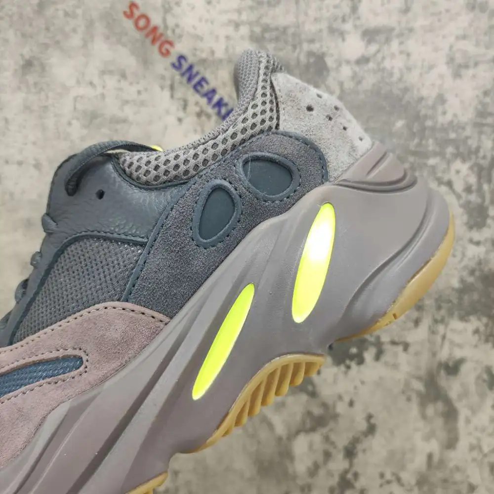 Yeezy Boost 700 Mauve EE9614