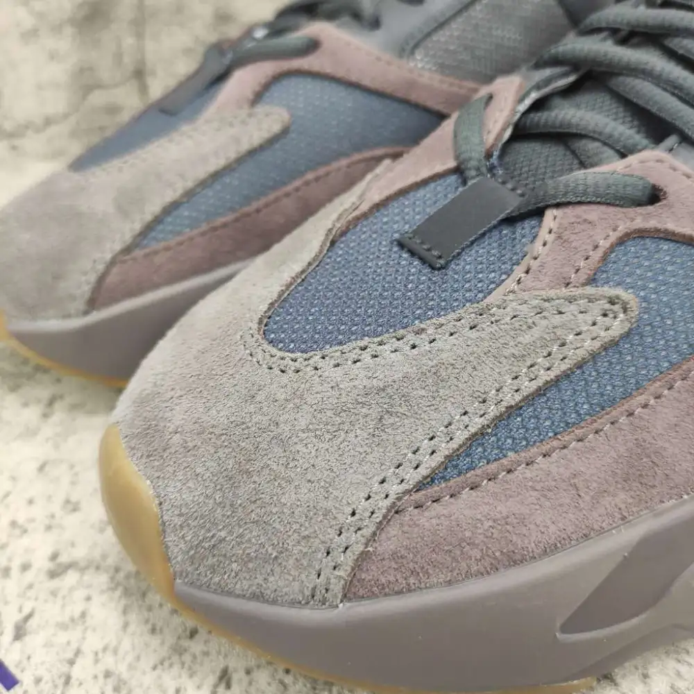 Yeezy Boost 700 Mauve EE9614