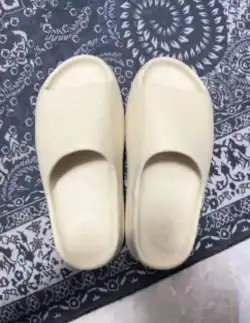 Adidas Yeezy Slide Bone FZ5897 review Nicola Eden