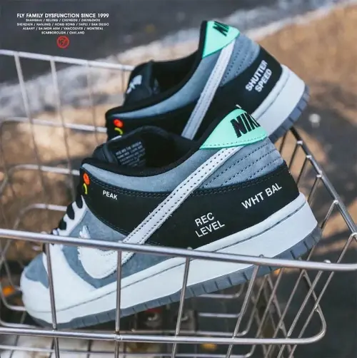 Songsneakers reverses the brand new Nike SB Dunk Low color scheme for the first time!