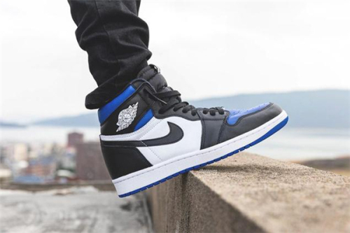 What socks go with the Songsneakers Air Jordan 1 Retro High Royal Toe