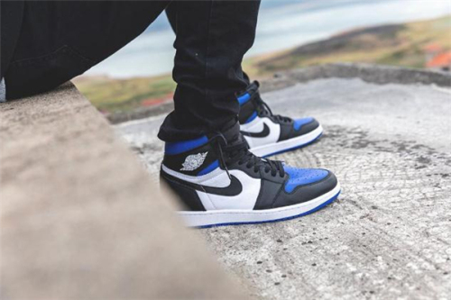 What color socks go with Og Tony Air Jordan 1 Retro High Royal Toe