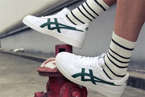 Songsneakers summarizes what color sneakers are popular in 2020