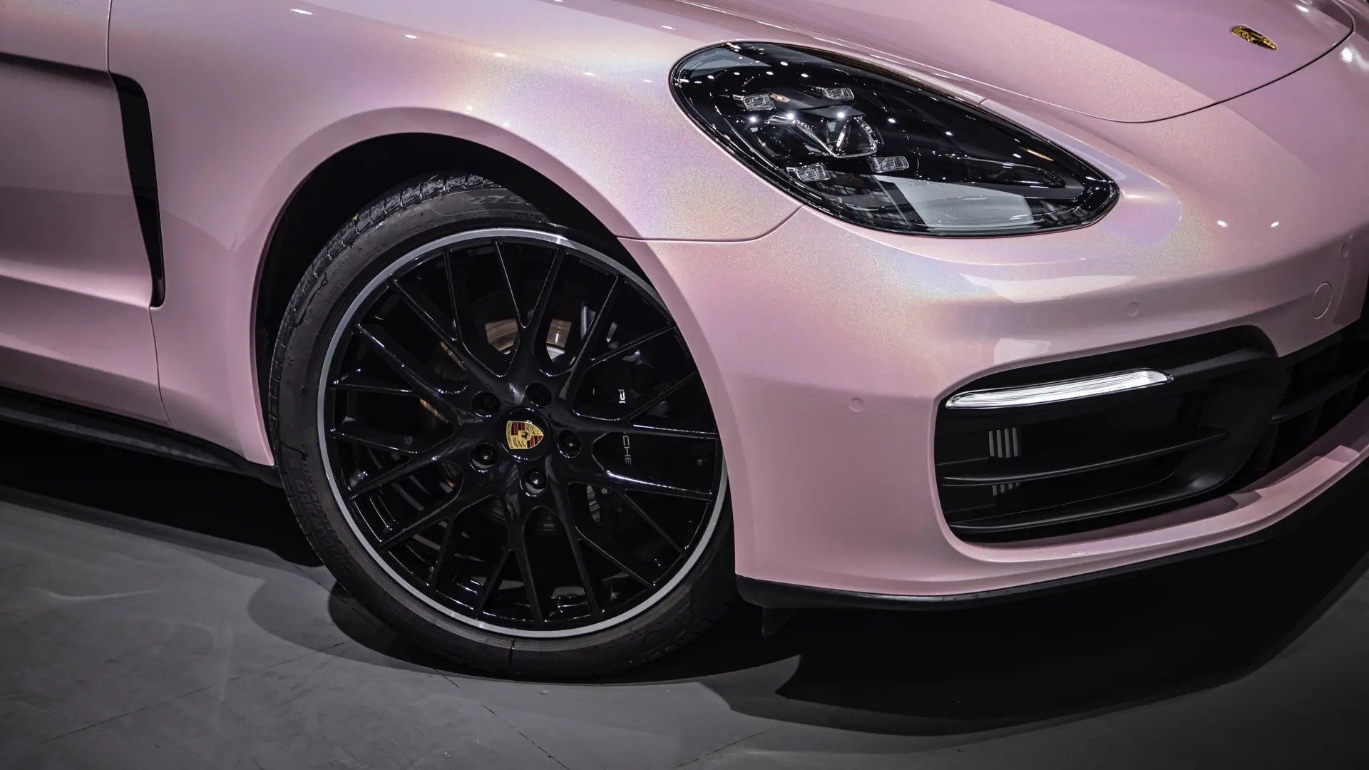 Ravoony Plus Gloss Laser Light Pink Car Wrap