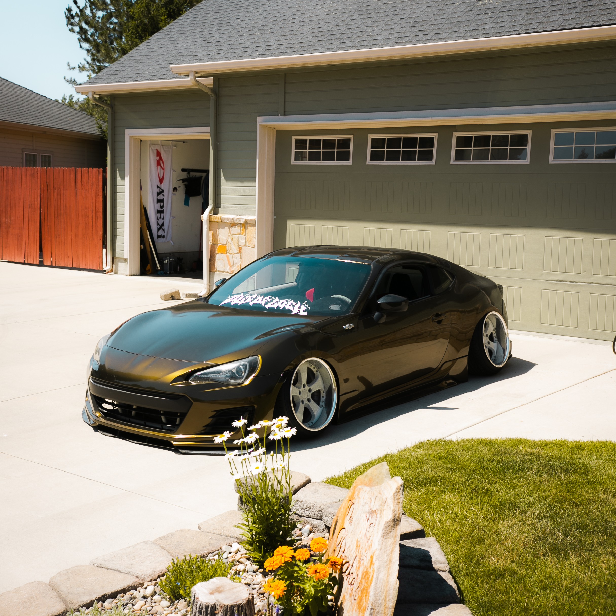 Ravoony Plus Gloss Midnight Gold Car Wrap