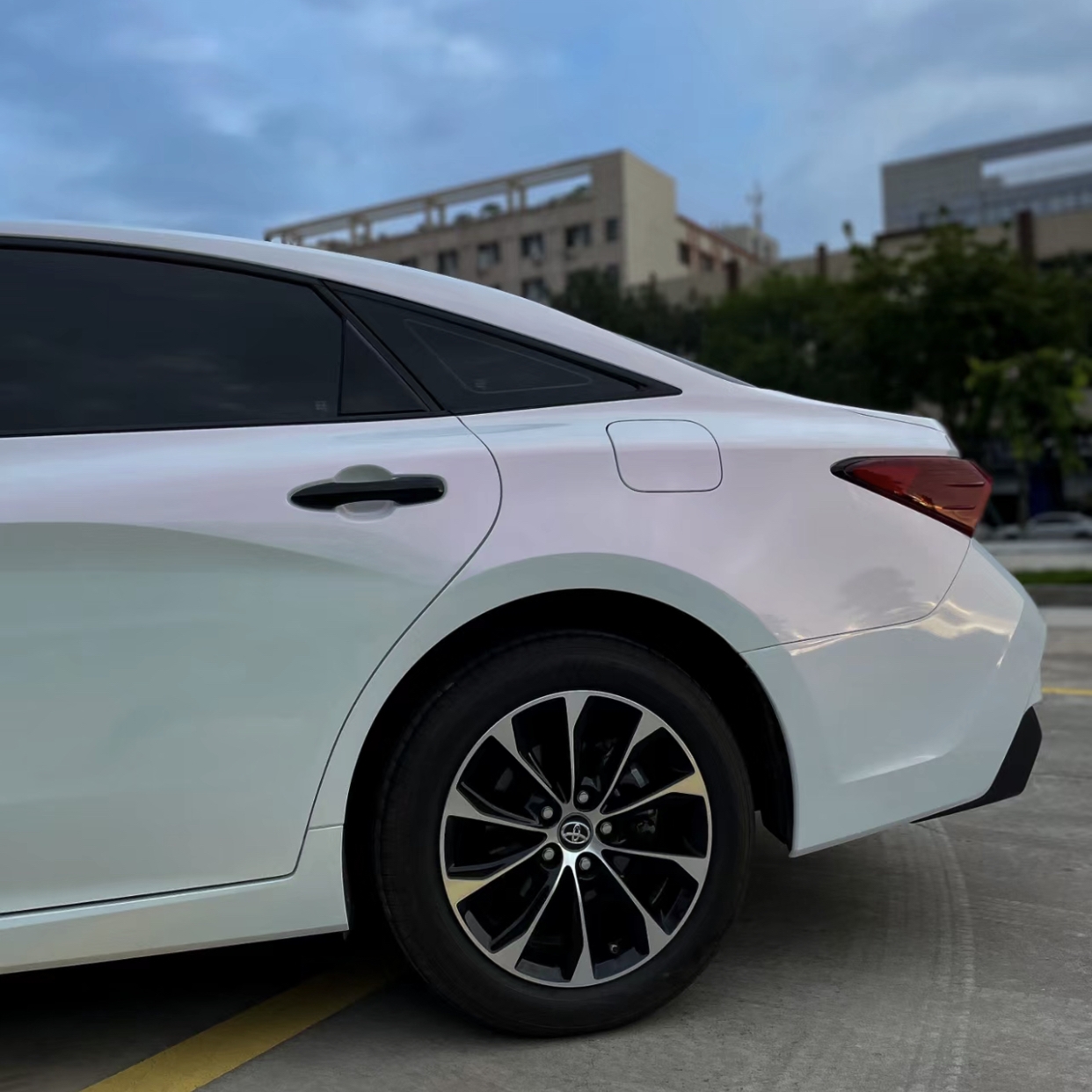 Ravoony Plus PET Glossy White to Pink Car Toyota Avalon Wrap