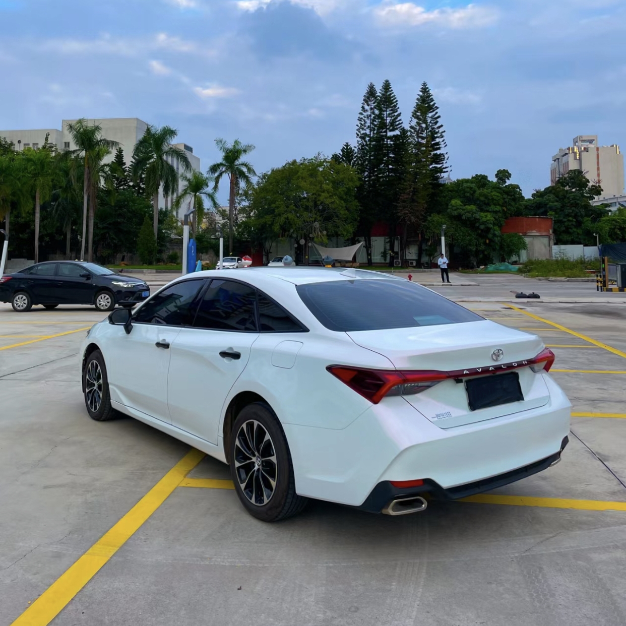 Ravoony Plus PET Glossy White to Pink Car Toyota Avalon Wrap