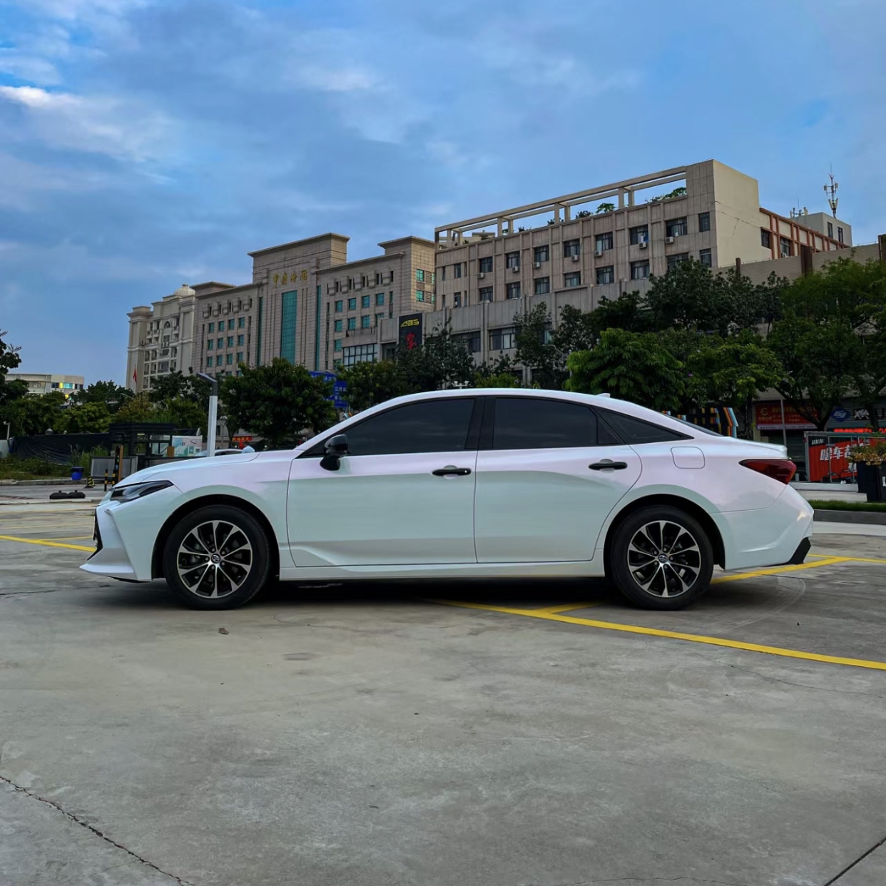 Ravoony Plus PET Glossy White to Pink Car Toyota Avalon Wrap