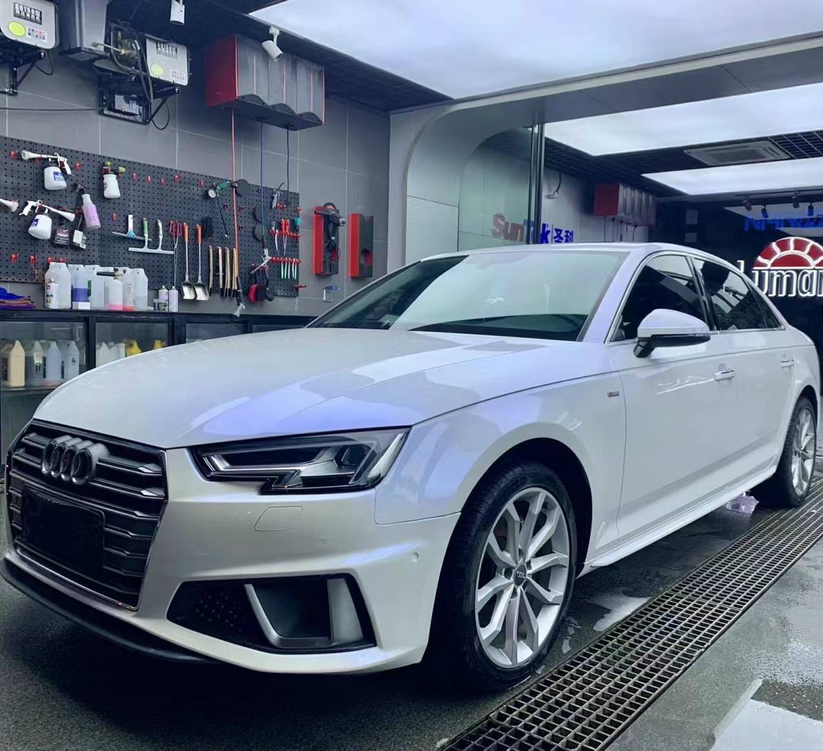 Ravoony Plus PET Glossy White to Blue Car Vinyl Wrap Audi A4 Wrap