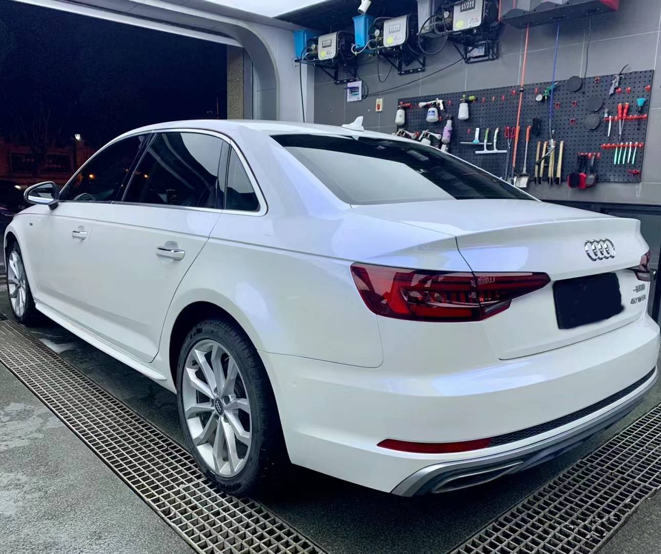 Ravoony Plus PET Glossy White to Blue Car Vinyl Wrap Audi A4 Wrap