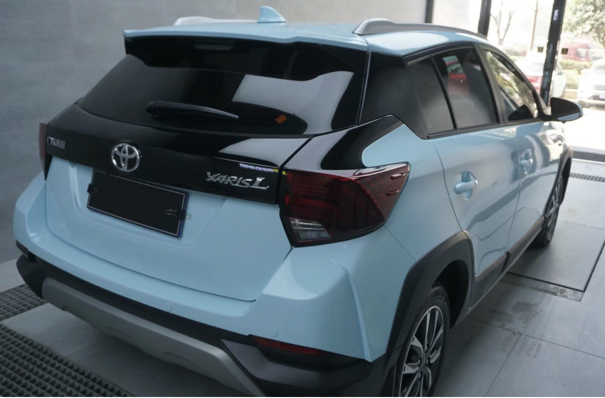 Ravoony Plus PET Glossy Crystal Glacier Blue Car Wrap Yaris L Wrap