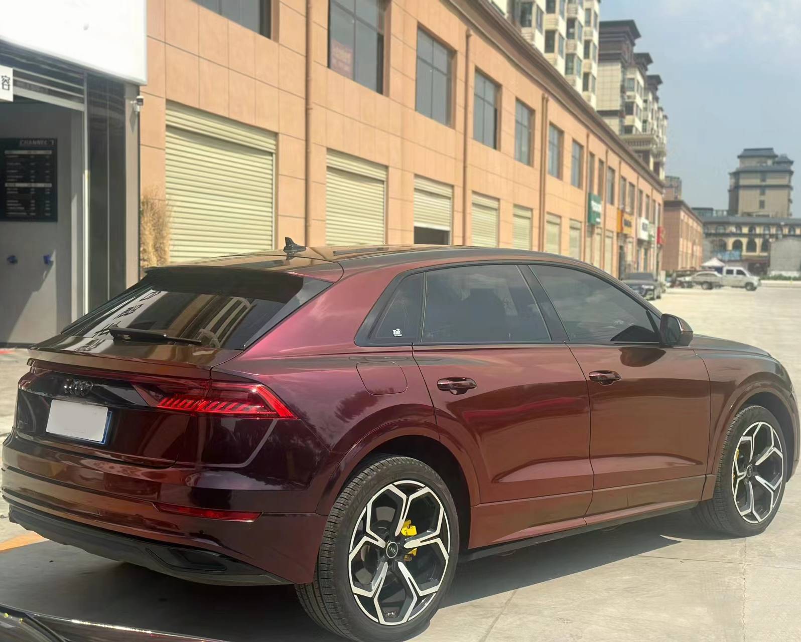 Ravoony Plus Gloss Color Shift Rainbow Drift Black Red Vinyl Wrap Audi Q8 Wrap