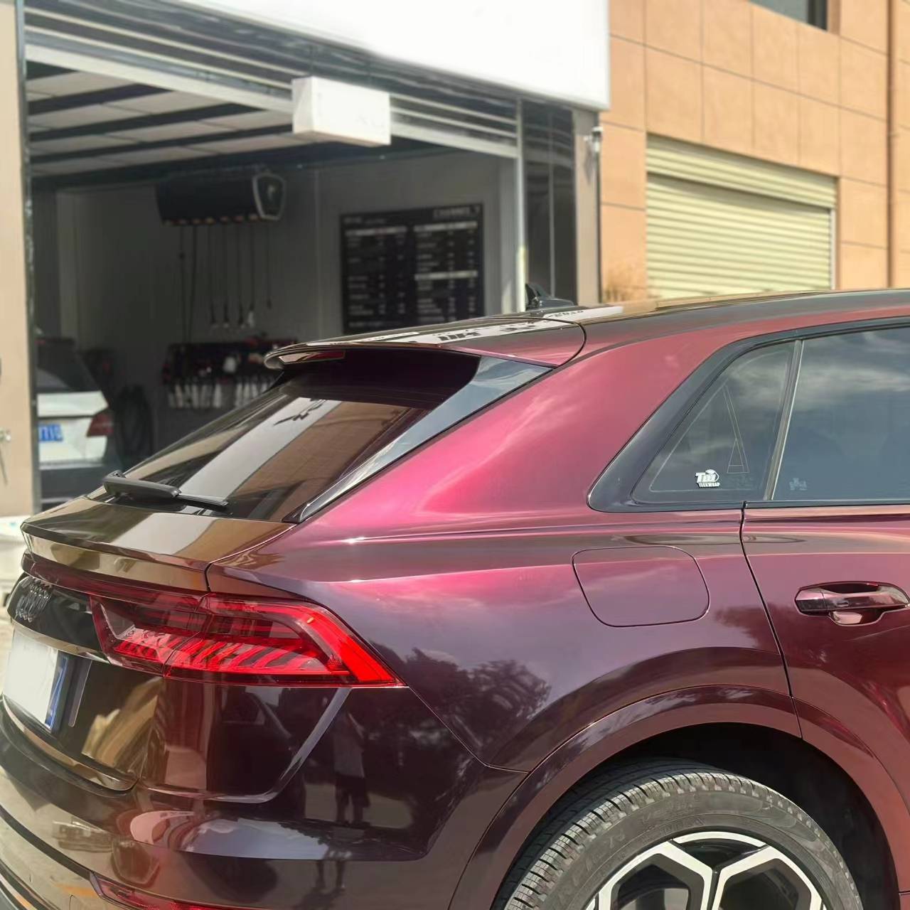 Ravoony Plus Gloss Color Shift Rainbow Drift Black Red Vinyl Wrap Audi Q8 Wrap