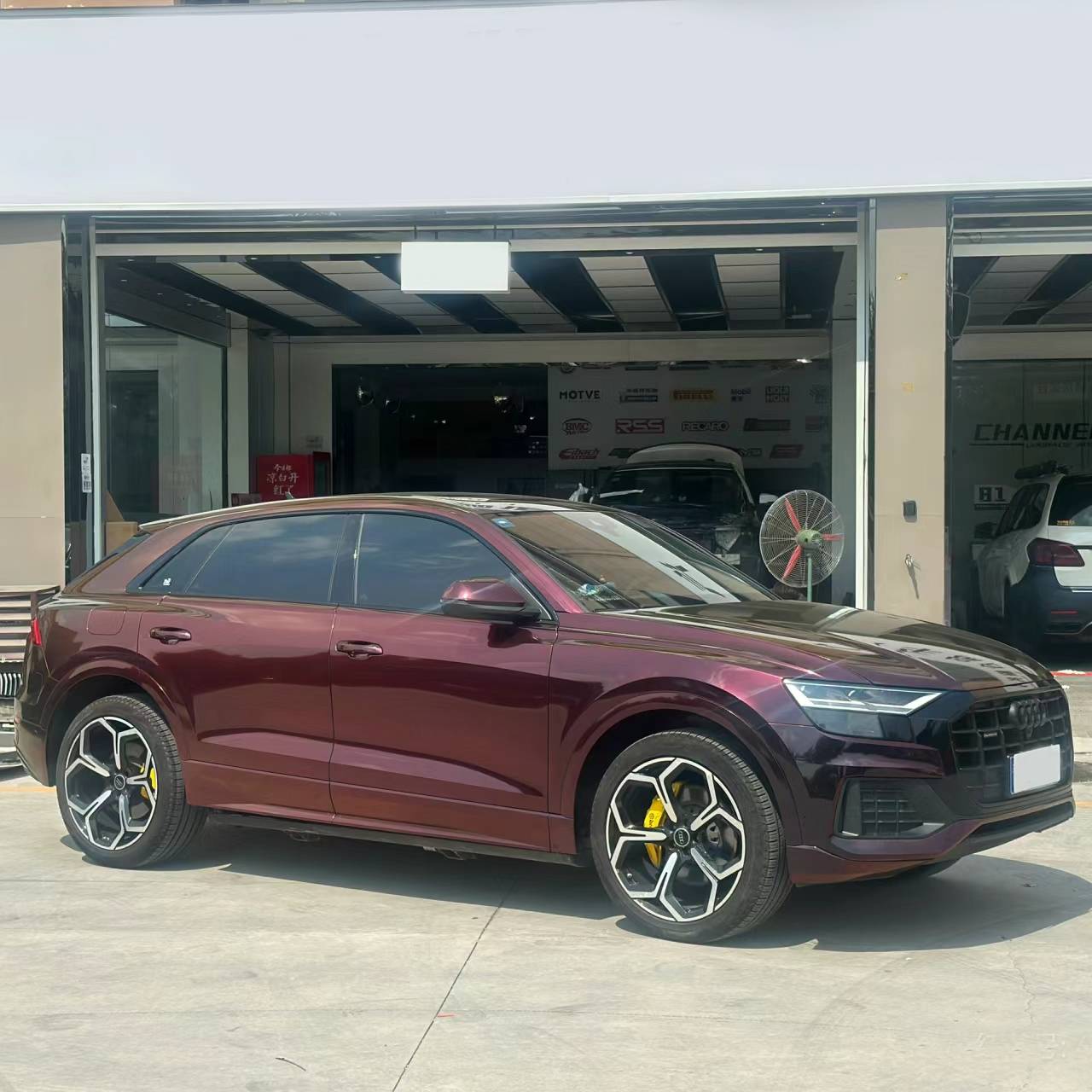 Ravoony Plus Gloss Color Shift Rainbow Drift Black Red Vinyl Wrap Audi Q8 Wrap