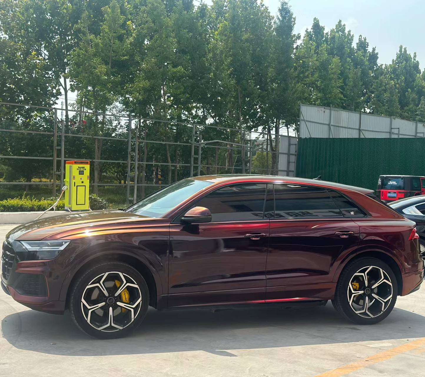 Ravoony Plus Gloss Color Shift Rainbow Drift Black Red Vinyl Wrap Audi Q8 Wrap