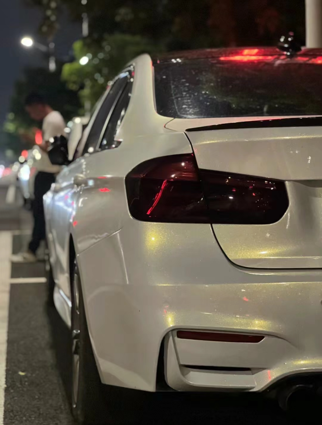 Ravoony Plus Glossy Diamond Gold White Car Wrap